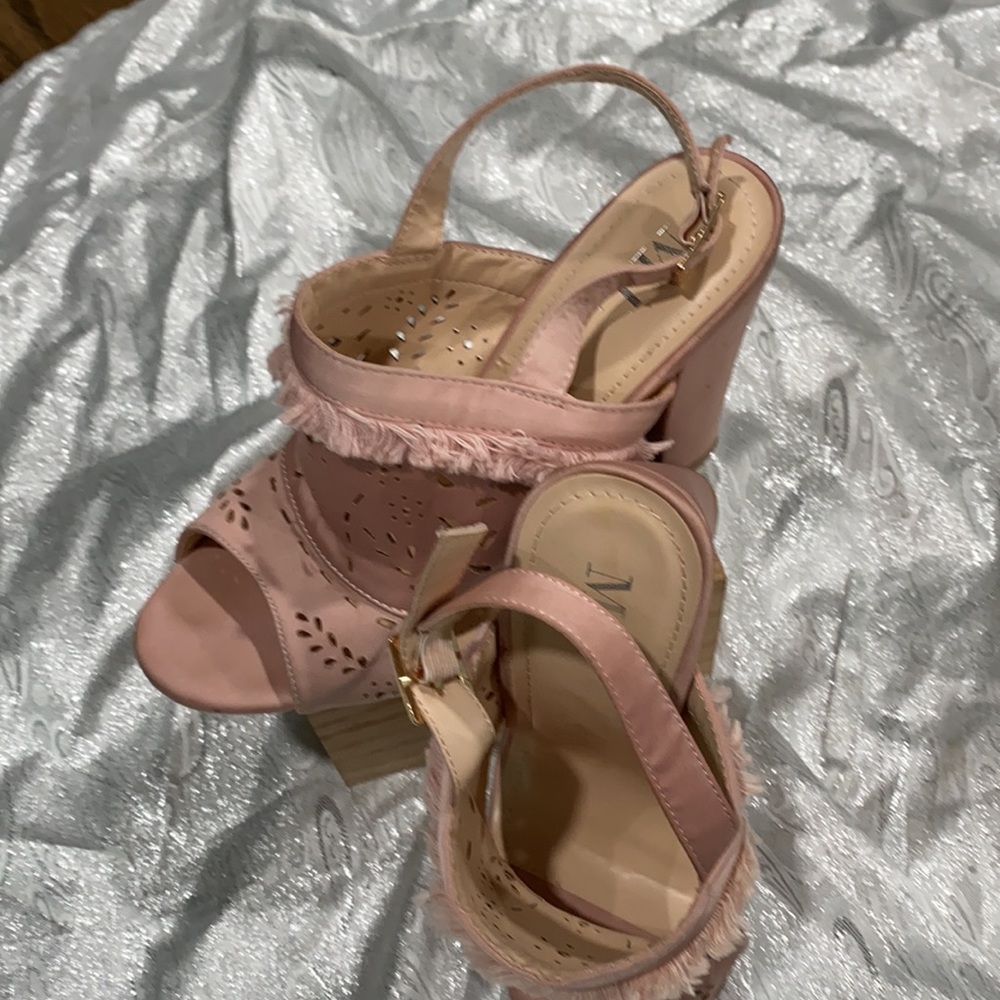 Shoes -M&L - Picture 2 of 8